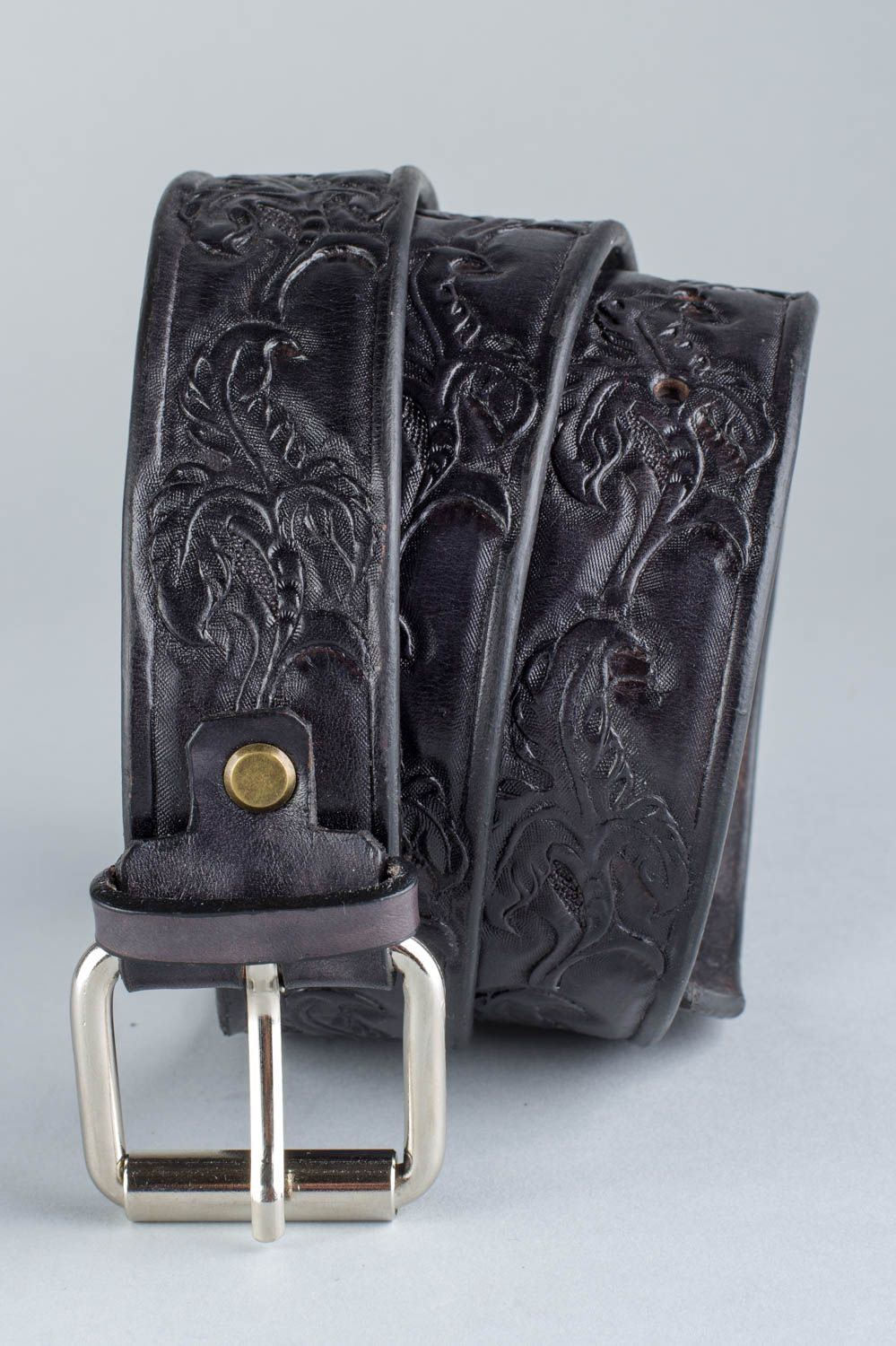 Cinturón de hombre de cuero natural artesanal negro con hebilla metálica  foto 3