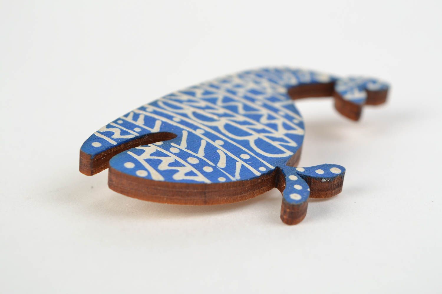 Blaue kleine nette handgemachte Brosche aus Holz mit Bemalung Wal im nautischen Stil foto 5