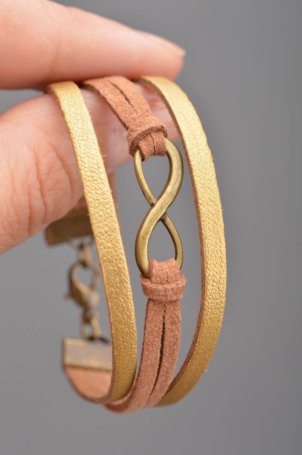 Bracelet en cuir bicolore fin fait main avec signe de l'infini en métal photo 5