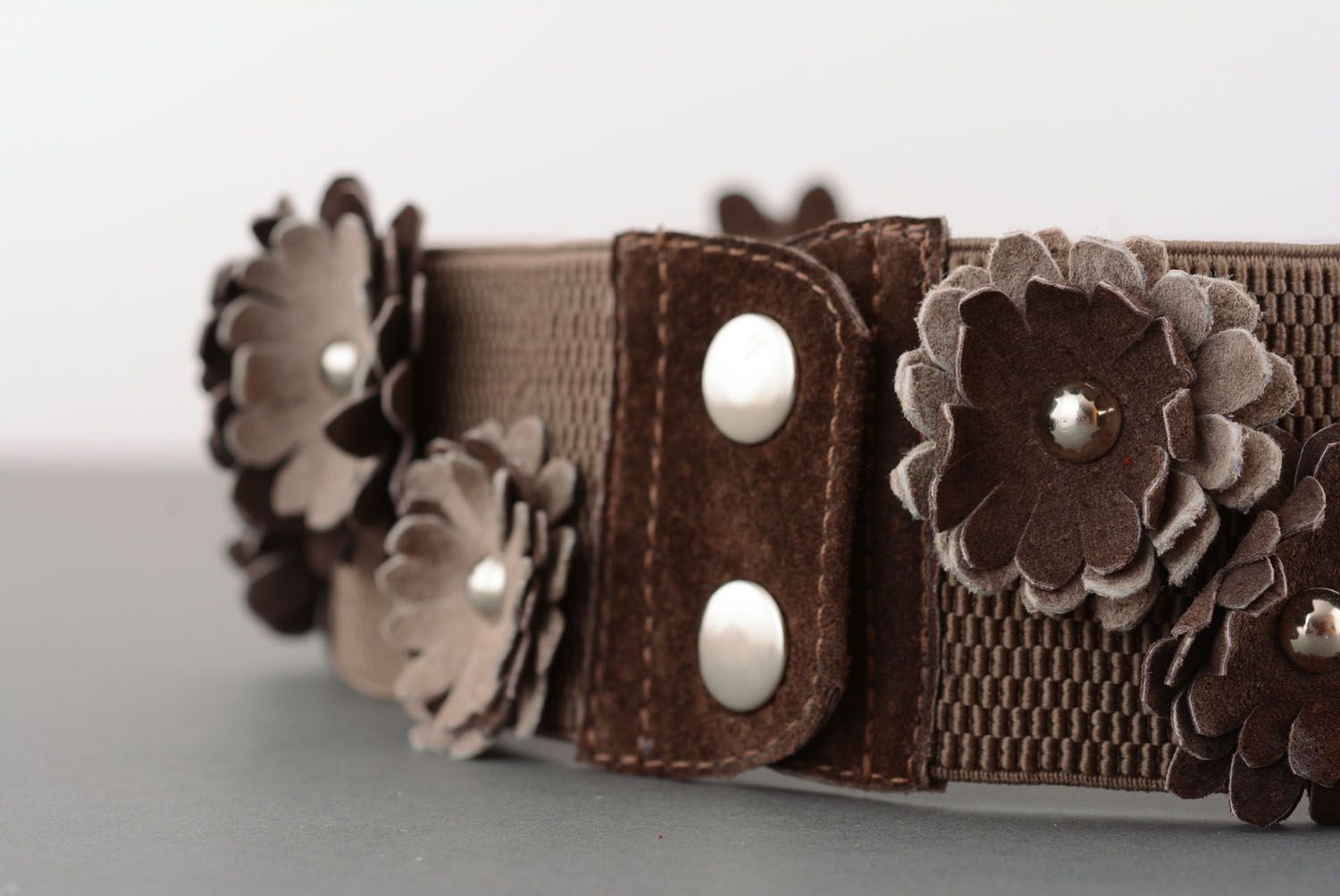 Elastic belt with leather flowers photo 3