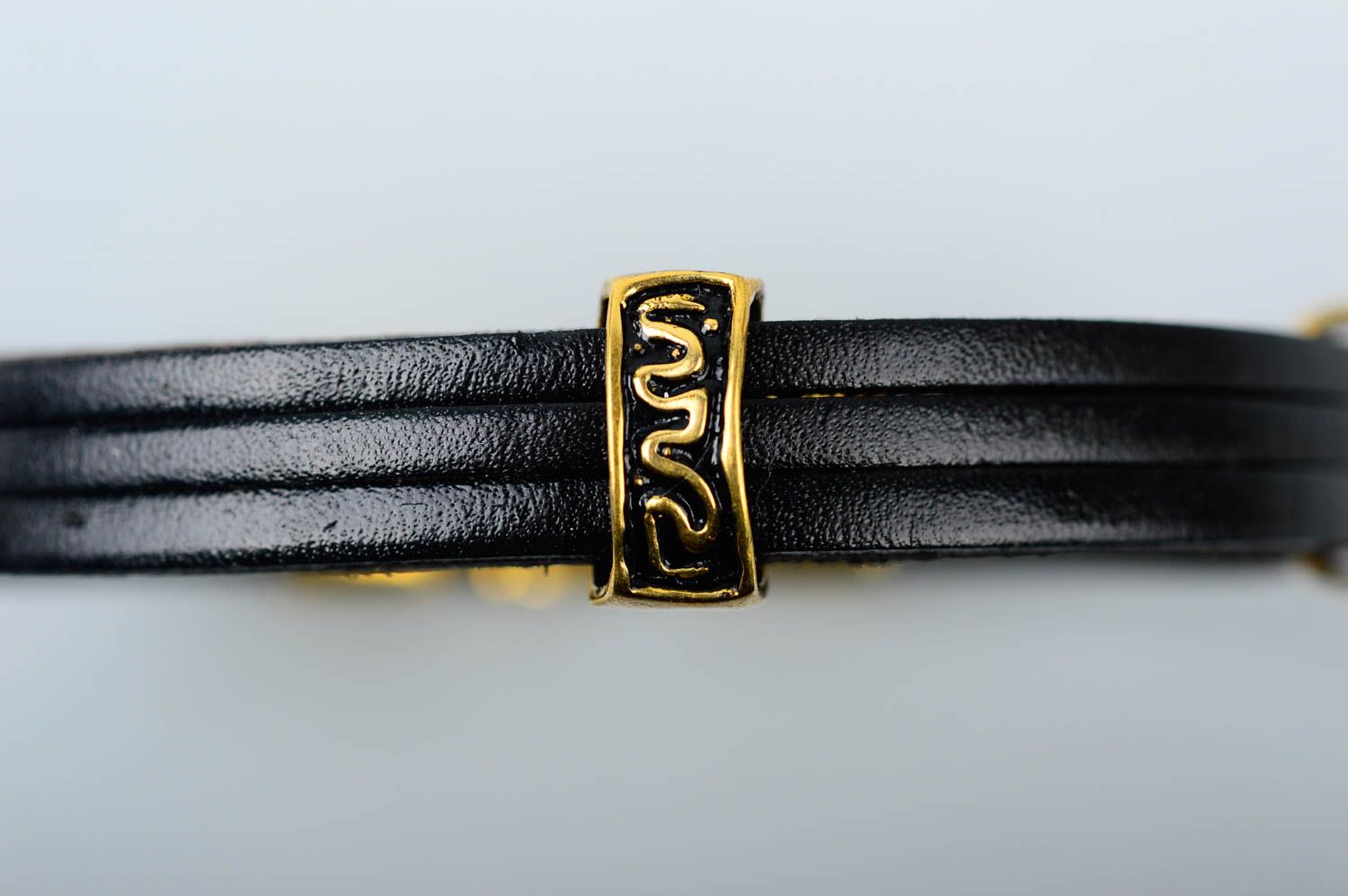 Черный кожаный браслет ручной работы браслет на руку украшение из кожи фото 4
