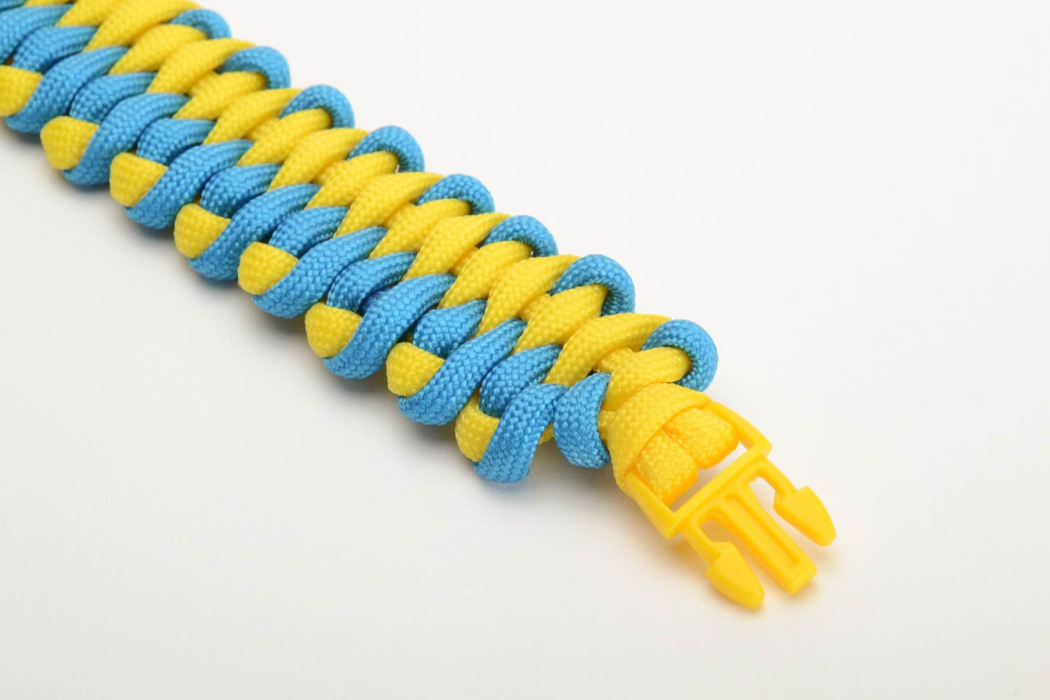 Geflochtenes Armband aus Paracord Schnur künstlerisch in Blau und Gelb breit foto 2
