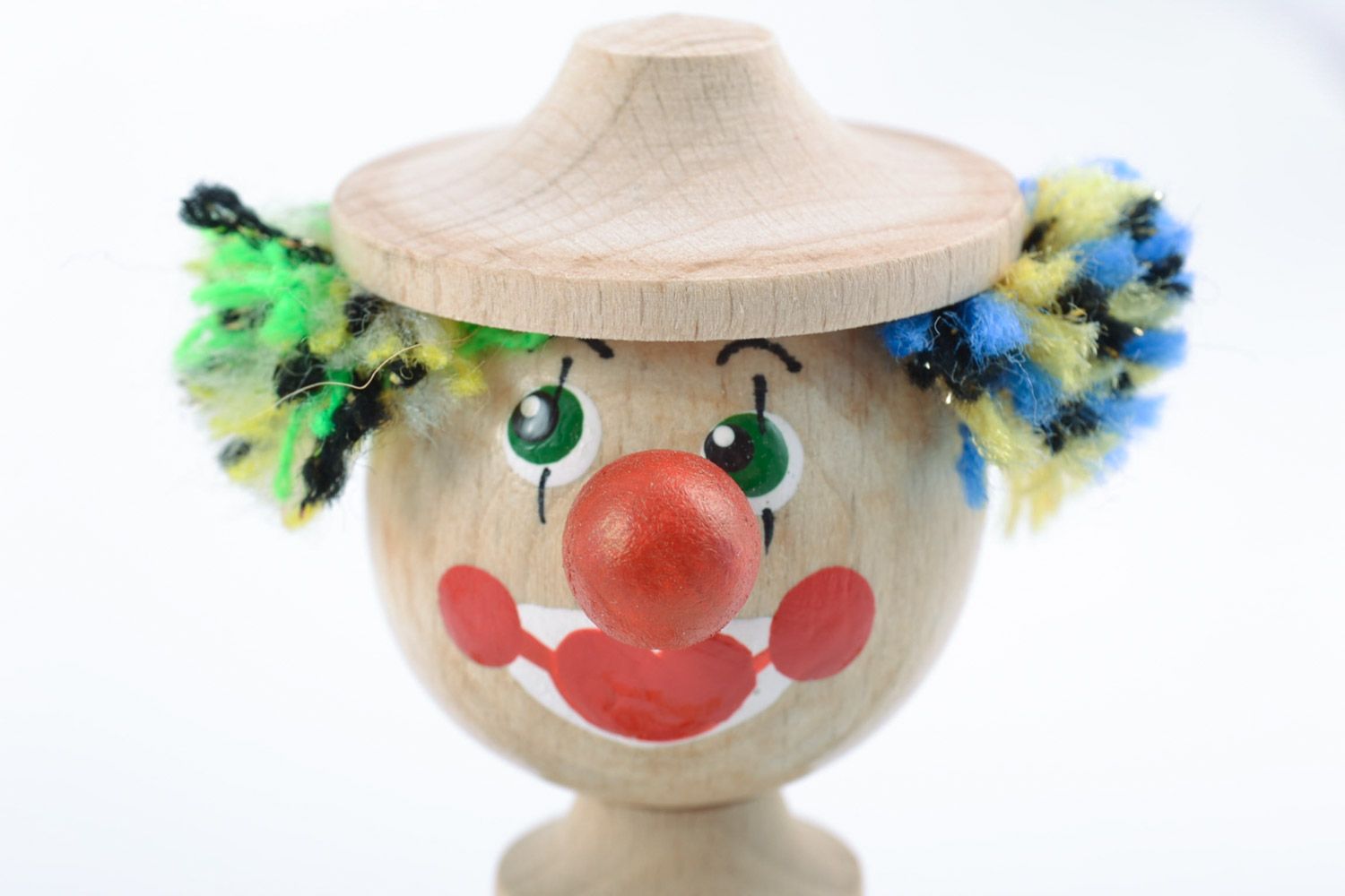 Детская игрушка из дерева расписанная красками ручной работы в виде яркого клоуна фото 3