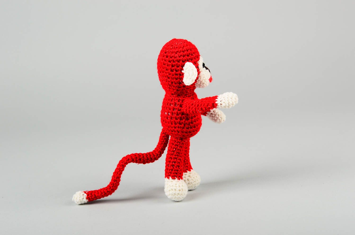 Jouet singe rouge fait main Figurine animal en coton au crochet Déco chambre photo 3