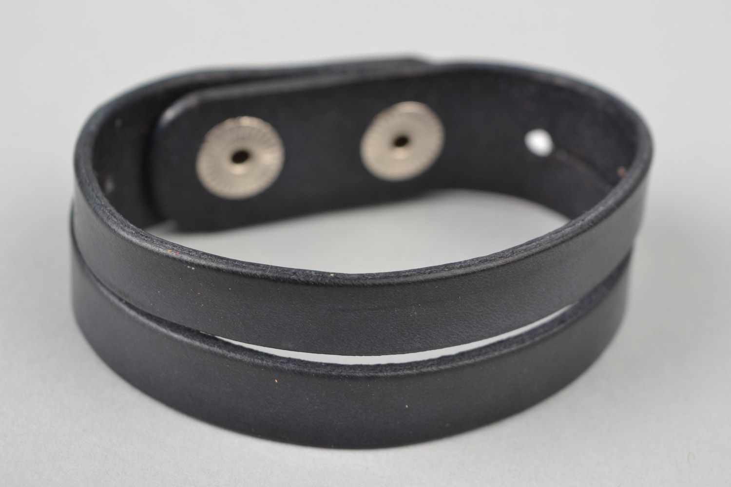 Bracelet en cuir large noir incisé fait main unisexe avec bouton-pression  photo 3