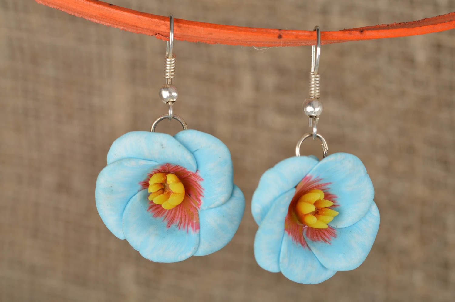 Feine hellblaue einfarbige handgemachte Ohrringe aus Polymerton mit Blumen foto 1