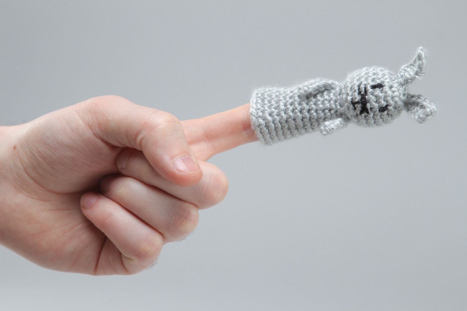 Marionnette à doigt lièvre gris tricotée au crochet faite main originale photo 4