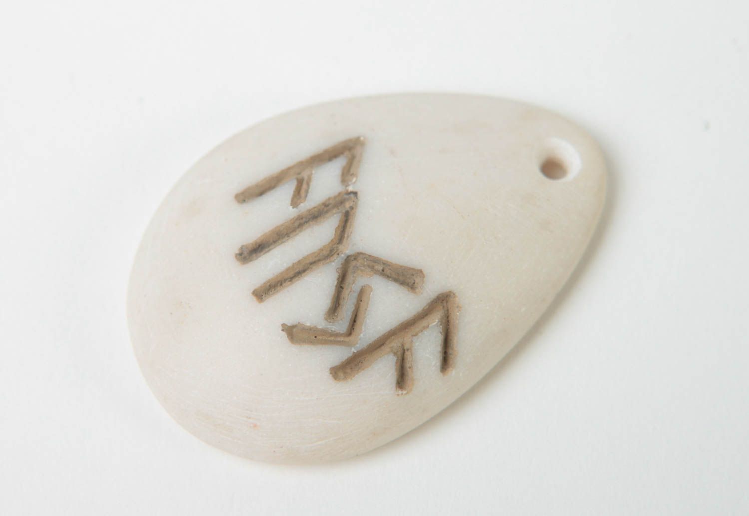 Handmade Runen Anhänger Schutz Amulett Frauen Accessoire weiß aus Polymer Harz foto 2
