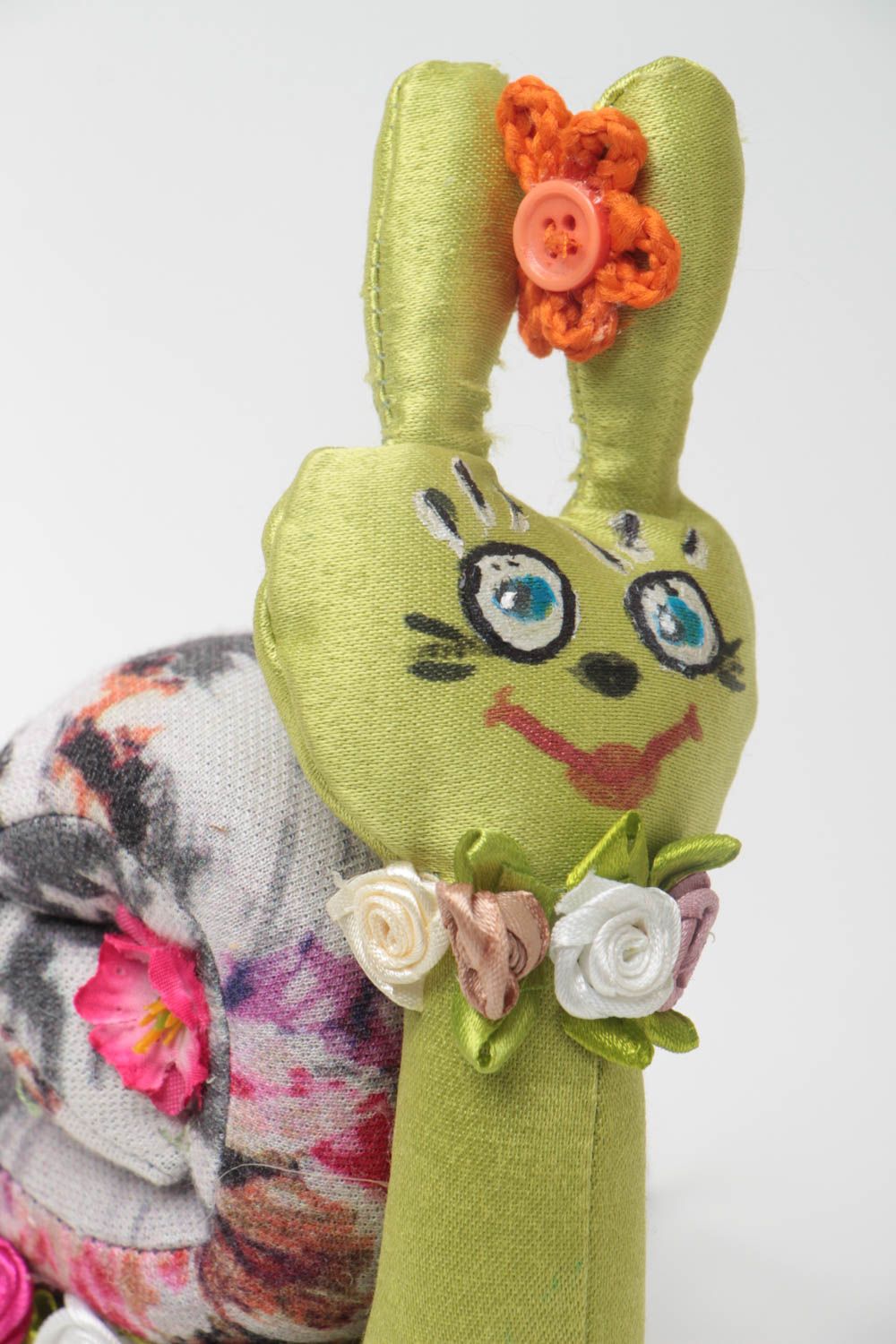 Jouet mou escargot en tissu peint de couleurs acryliques fait main décoratif photo 3