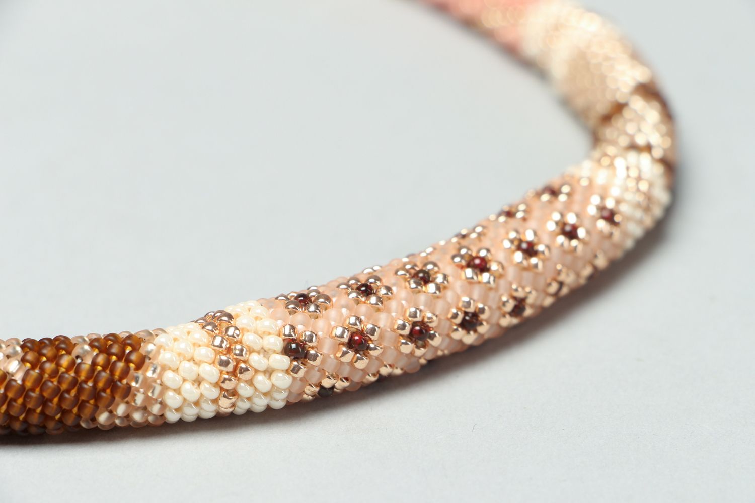 Collier crocheté en perles de rocailles original beige photo 3