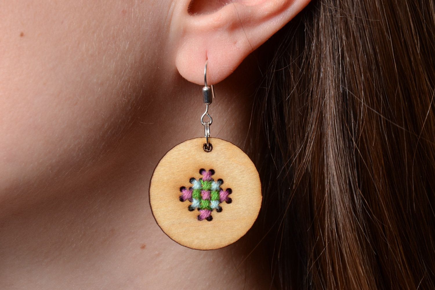 Kleine runde handgemachte künstlerische Ohrringe mit Stickerei aus Furnierholz  foto 5