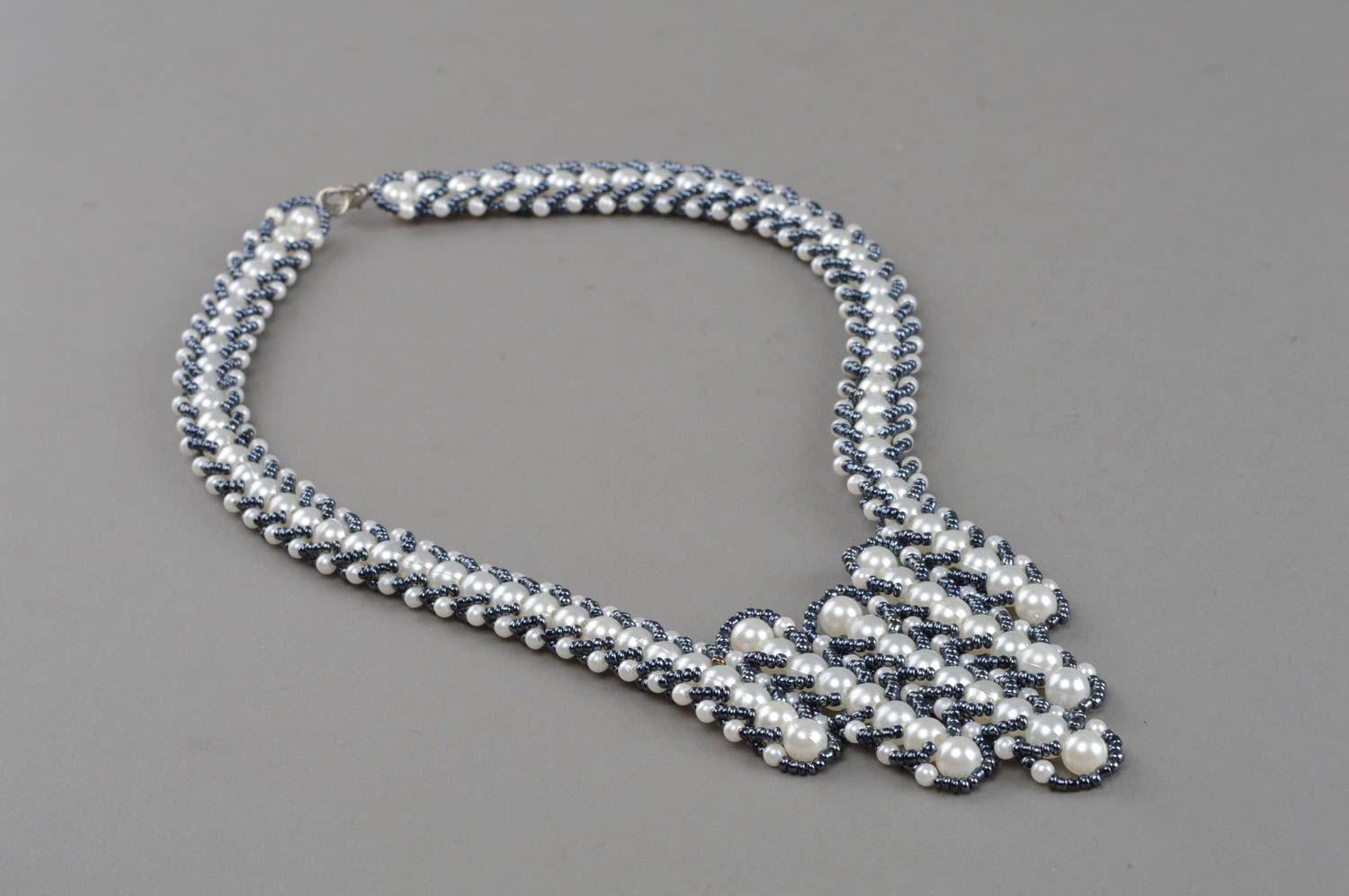 Schönes handgemachtes Collier aus Glasperlen und Perlen Geschenk für echte Dame foto 2
