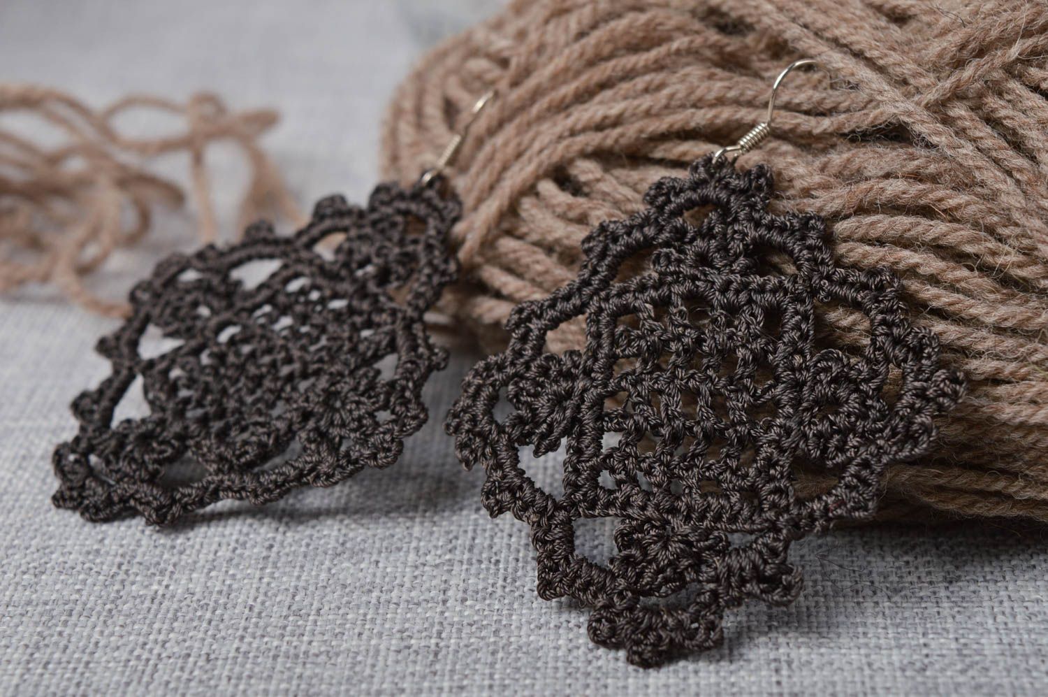 Pendientes a crochet negros hechos a mano bisutería tejida  accesorio de moda foto 2
