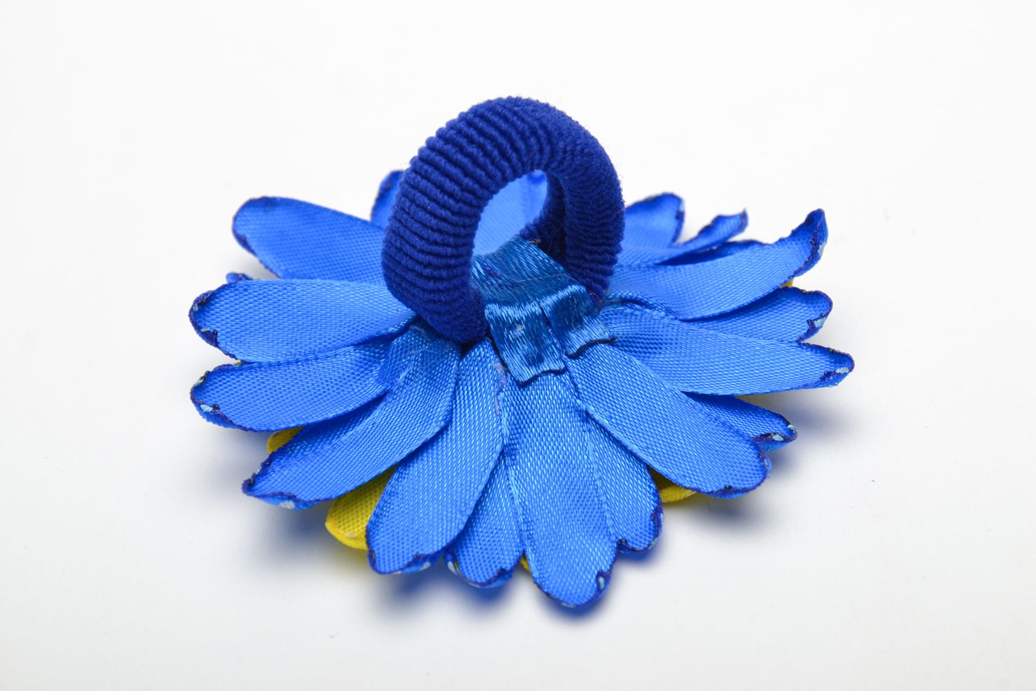 Élastique à cheveux fait main original en forme de fleur technique kanzashi photo 4
