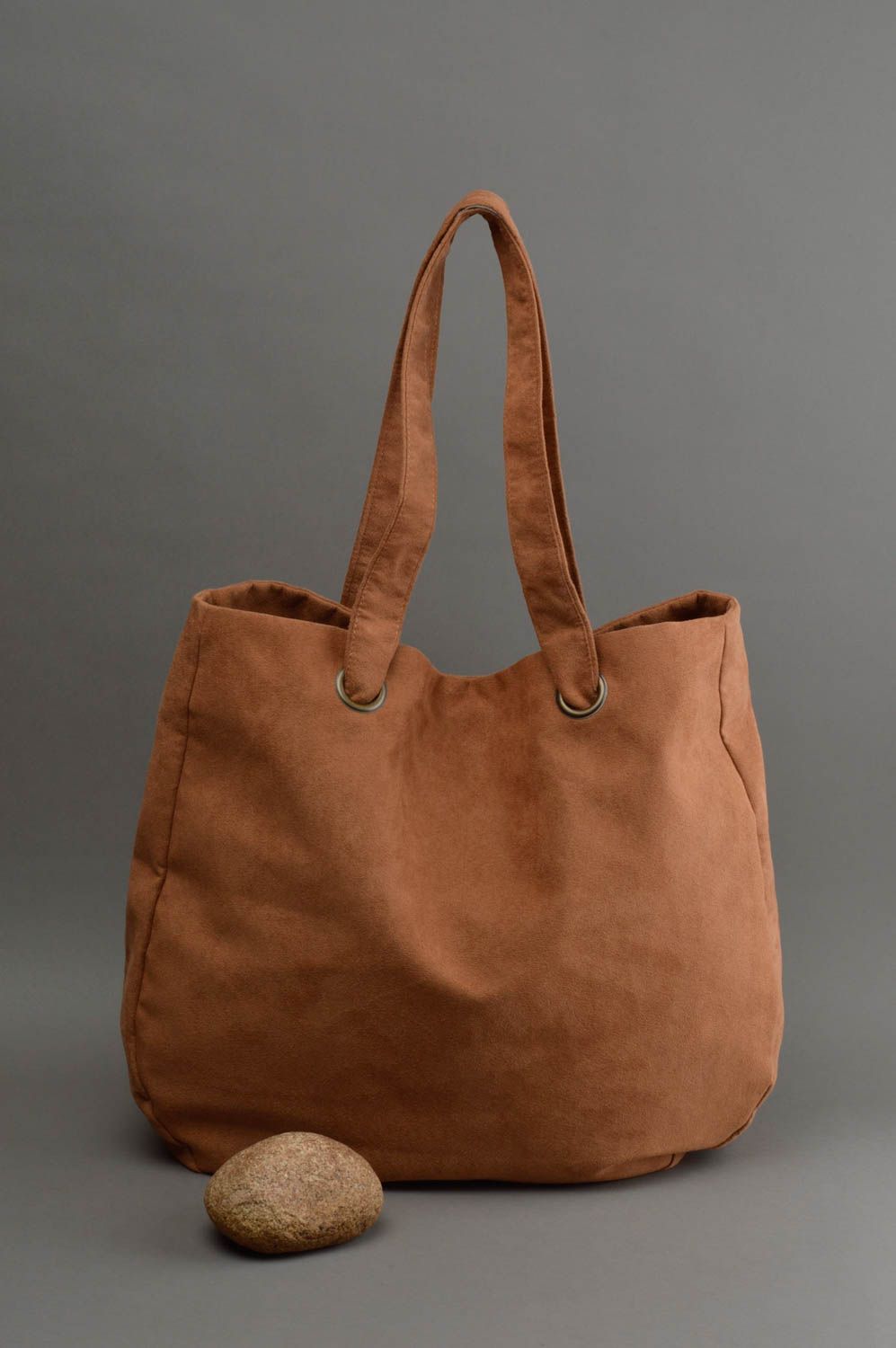 Коричневая женская сумка мешок из искусственной замши ручной работы с карманом фото 1