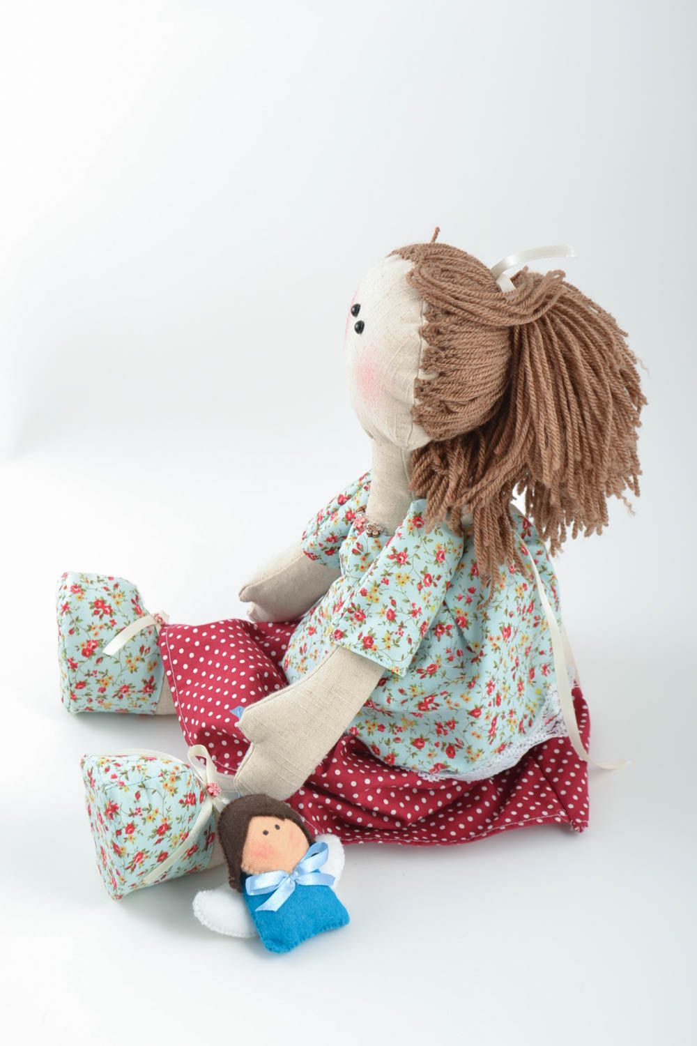 Juguete de tela natural artesanal decorativo cosido a mano muñeco de niña foto 2