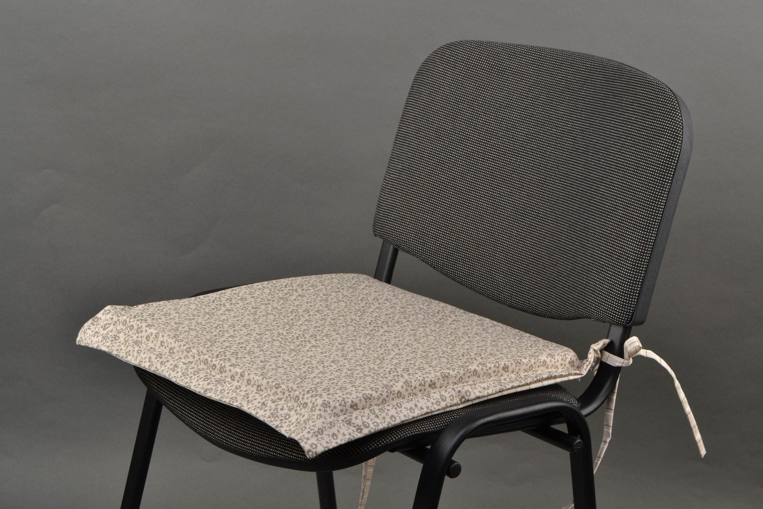 Декоративная подушка на стул тканевая ручной работы фото 2
