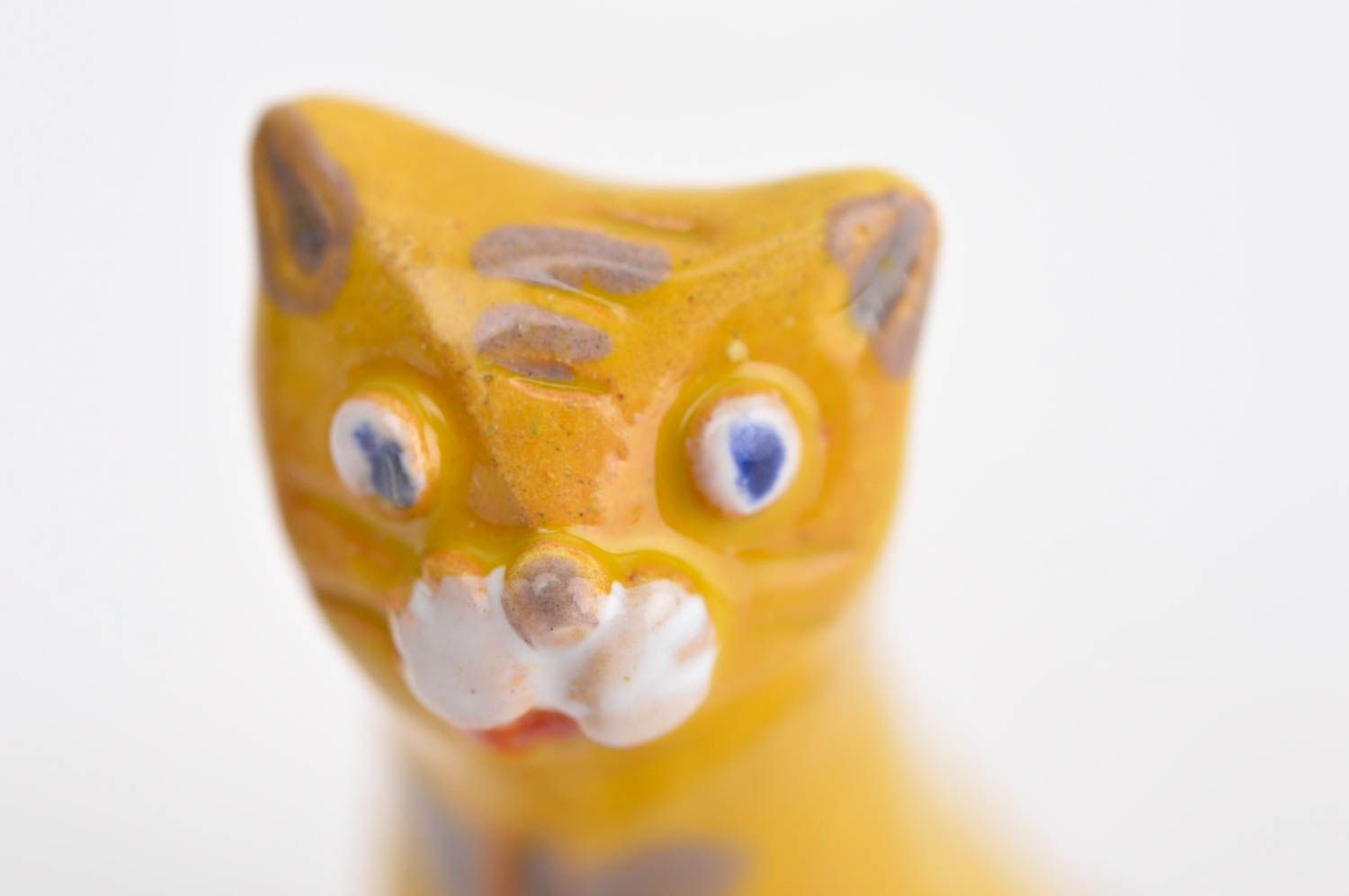 Figurine chat Statuette miniature fait main argile peint jaune Déco maison photo 1