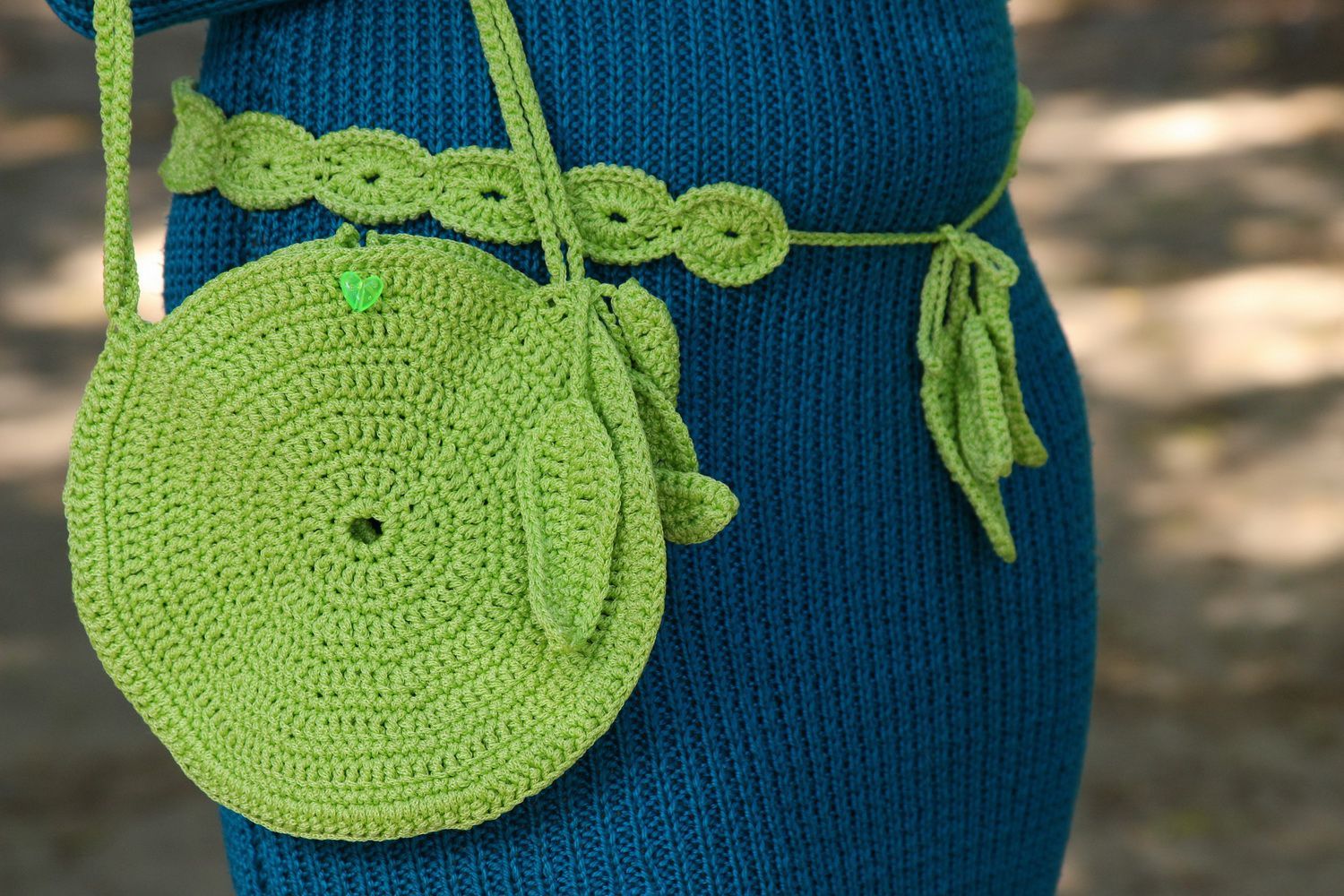 Hellgrüne gehäkelte Tasche und Gürtel foto 1