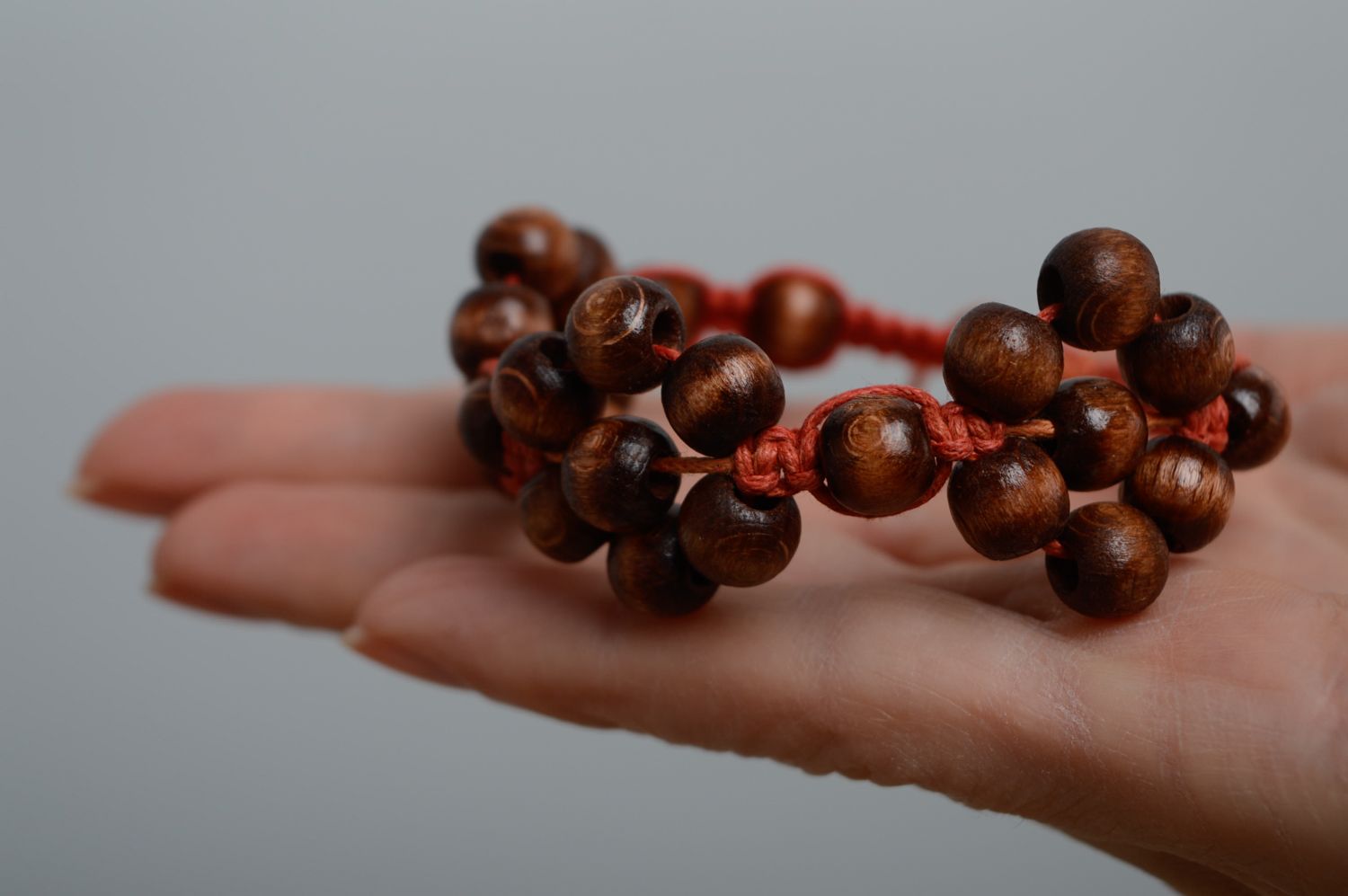 Bracelet en cordon tressé étroit brun et rouge fait main avec perles en bois photo 3