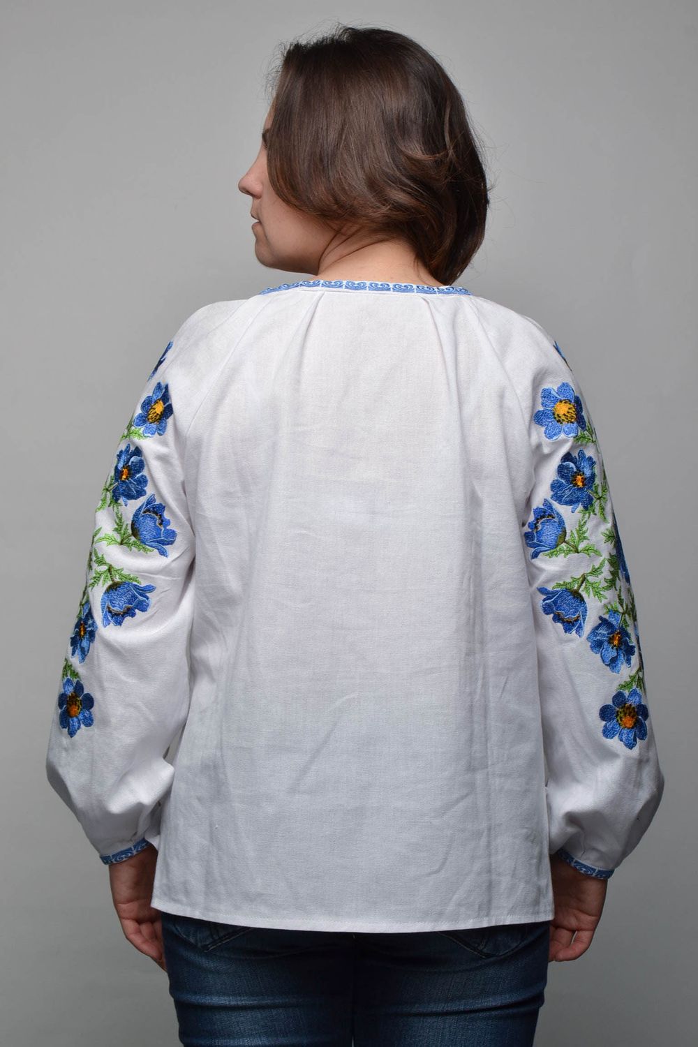 Camisa de lino bordada de realce con motivos florales foto 4