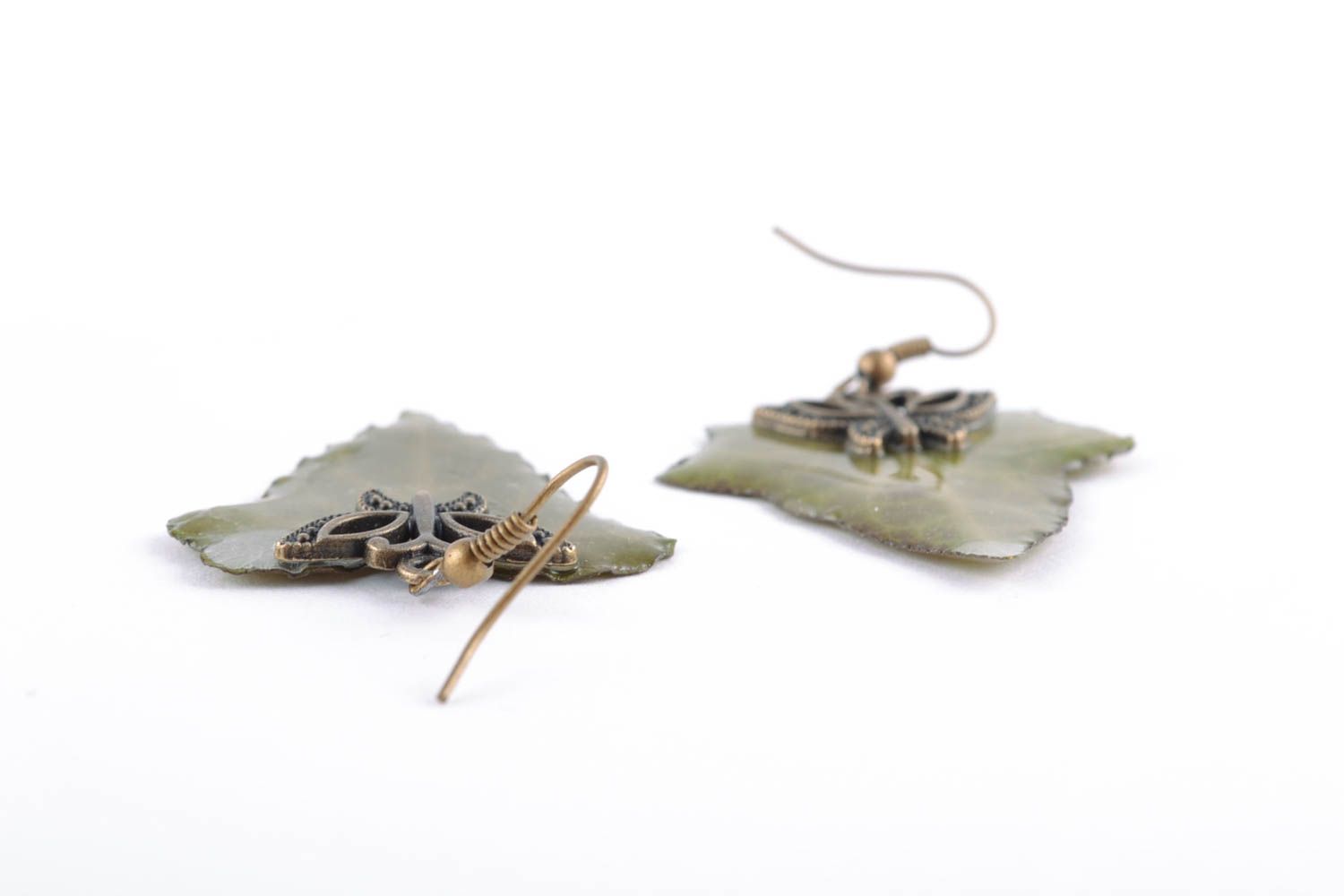 Dangle earrings with dried ivy leaves coated with epoxy resin photo 5