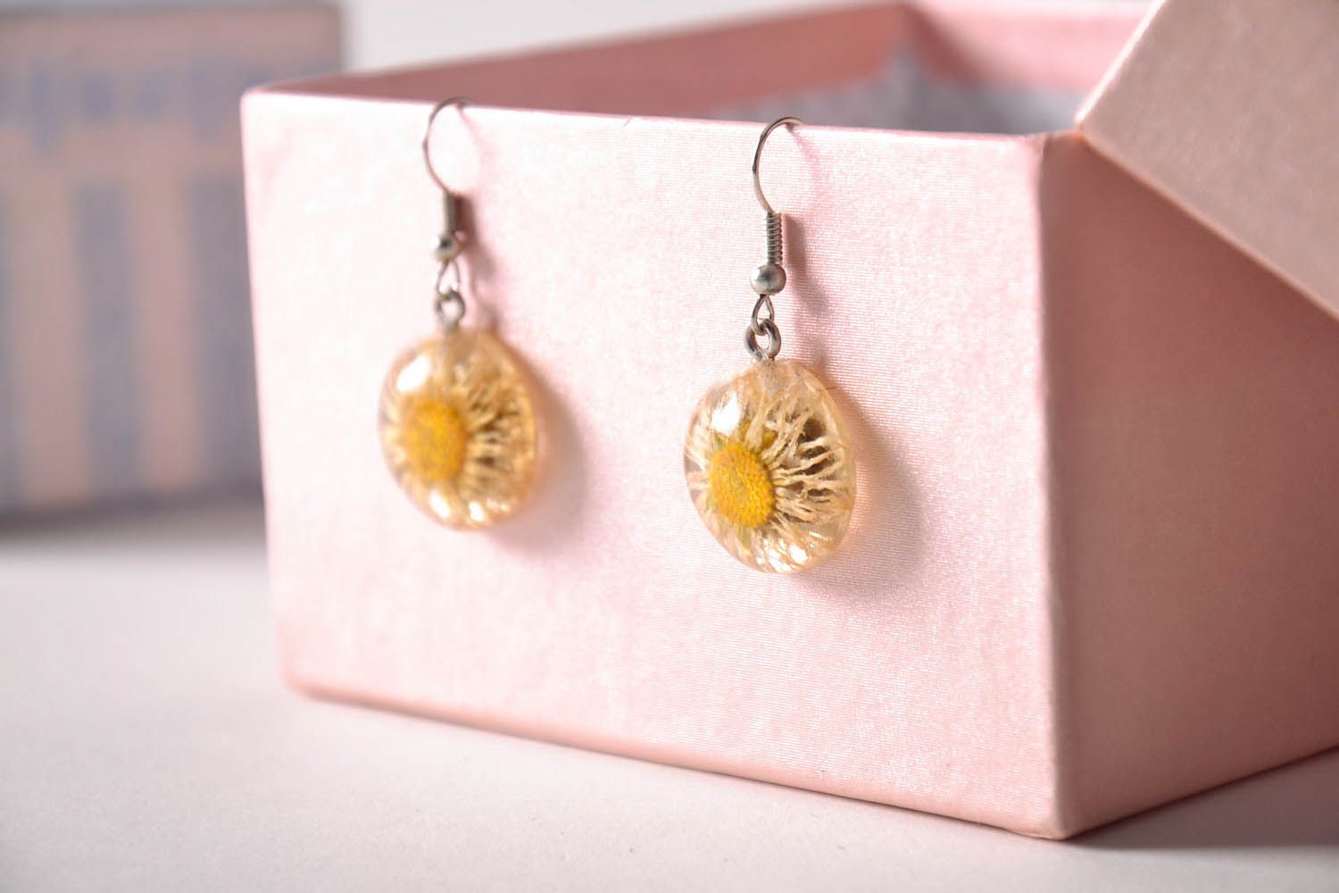 Earrings made of camomiles photo 2