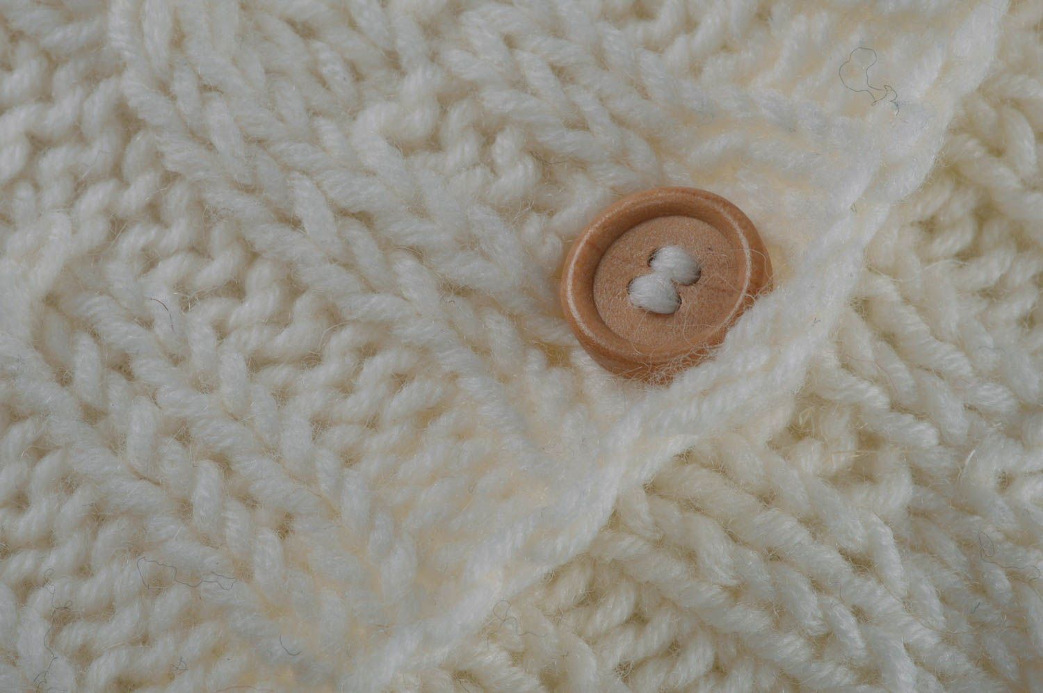 Coussin tricoté en fils acryliques et de laine blanc fait main avec boutons photo 2