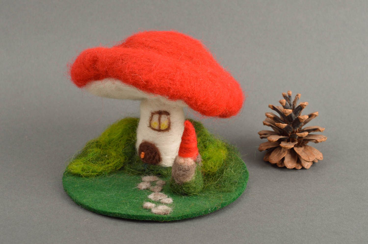 Peluche en laine feutrée Jouet fait main gnome sous champignon Cadeau enfant photo 1
