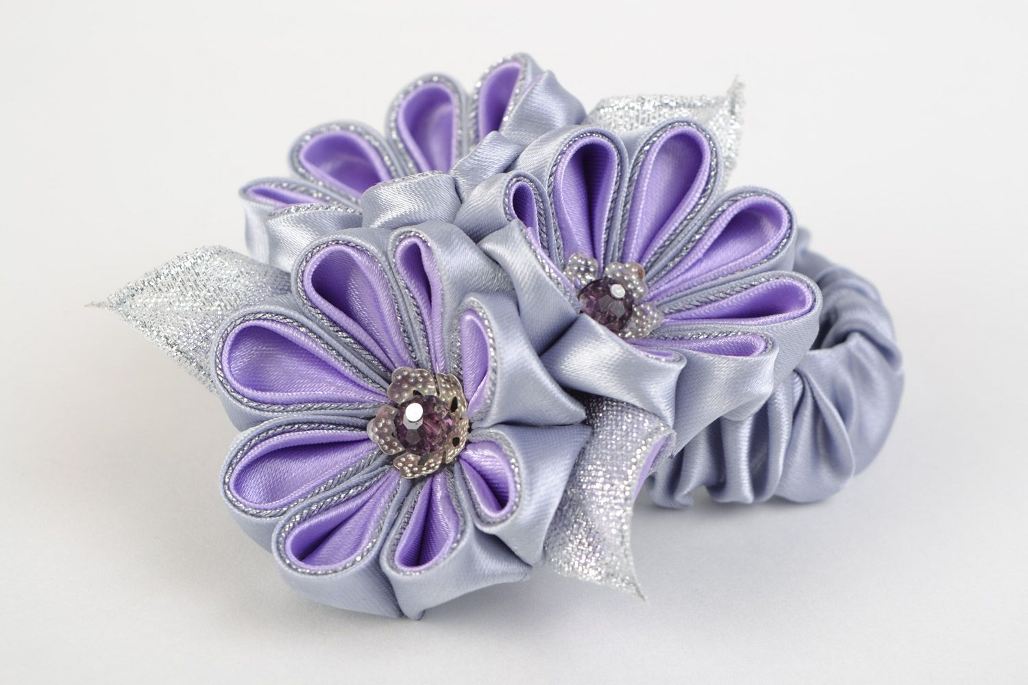Exklusiver kleiner violetter Haargummi mit Blume aus Atlas und Brokat foto 2
