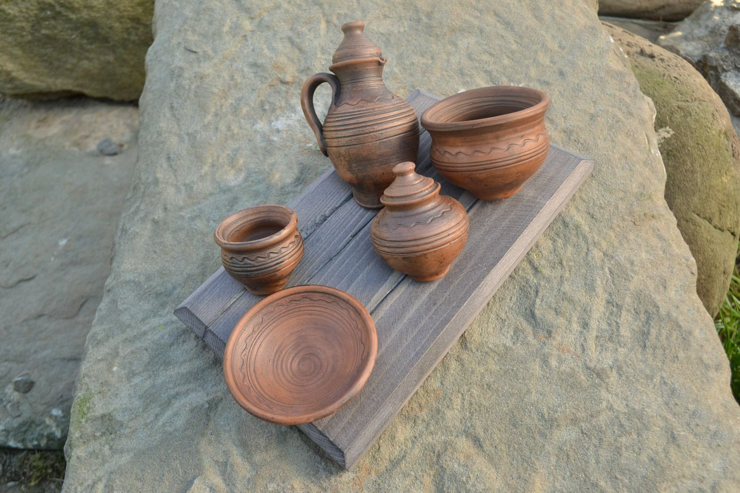Объемное панно в виде деревянной доски с глиняной посудой на кухню хэнд мэйд фото 1