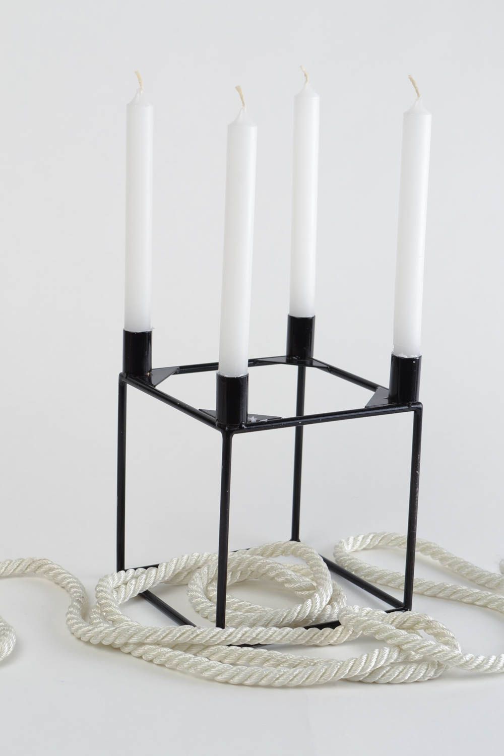 Candelero de metal para velas estrechas hecho a mano negro con forma de cubo foto 1