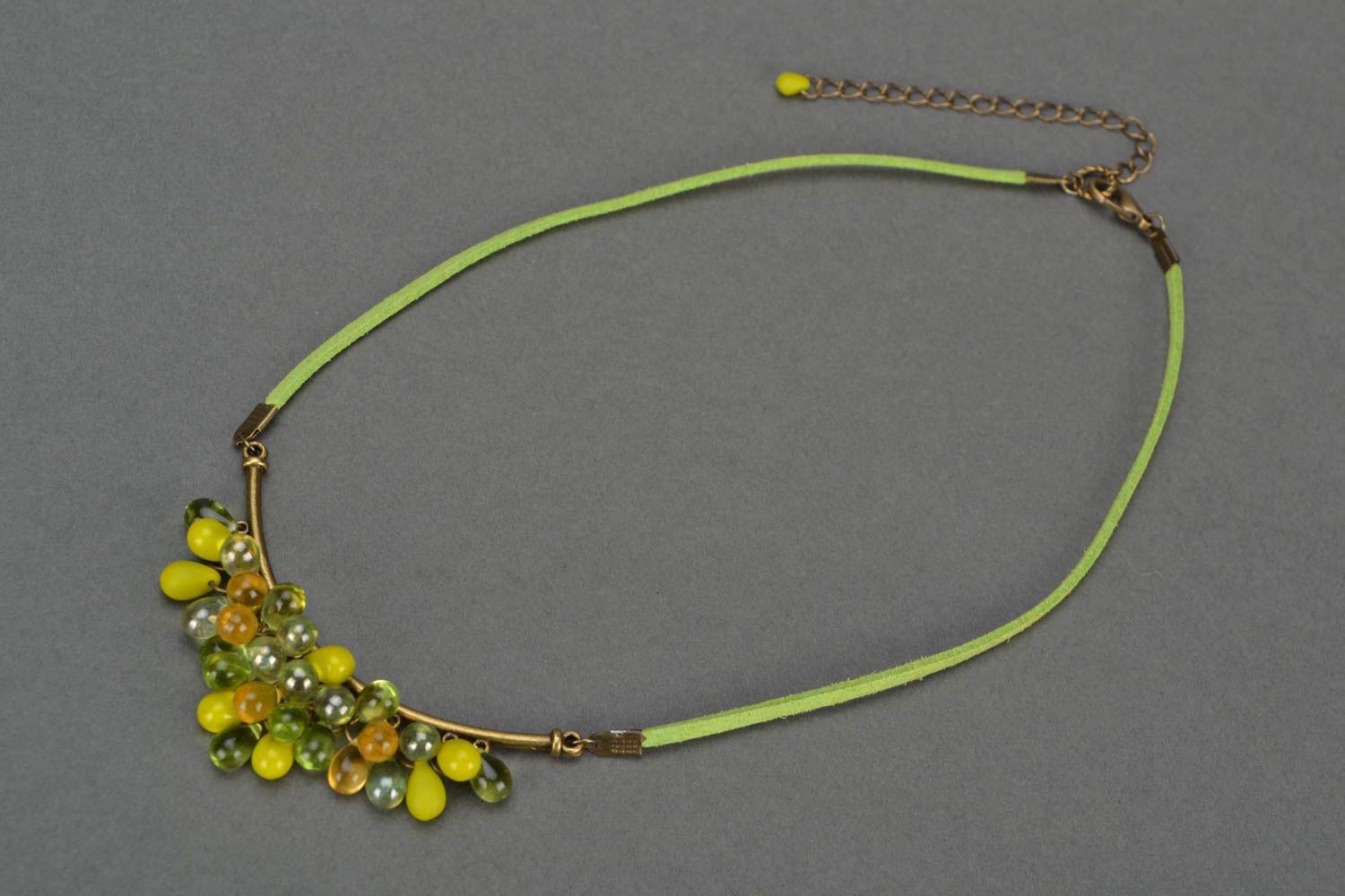 Collier vert perles de verre lacet vert en daim accessoire fait main Grappe photo 1