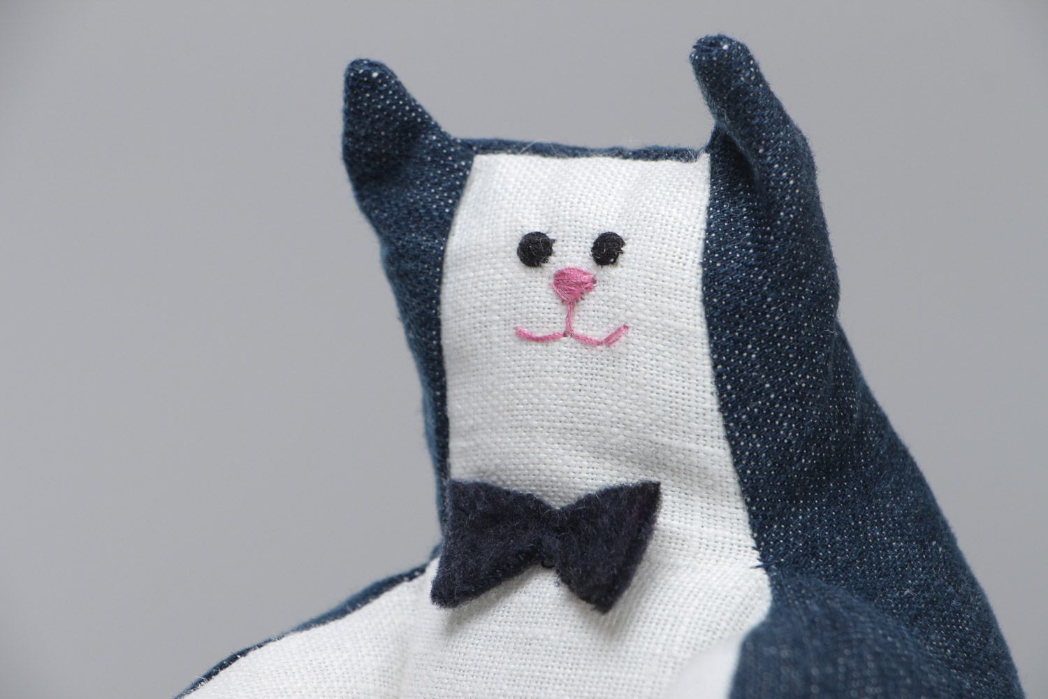 Мягкая игрушка кот с бабочкой из джинсовой ткани синий с белым ручная работа  фото 3