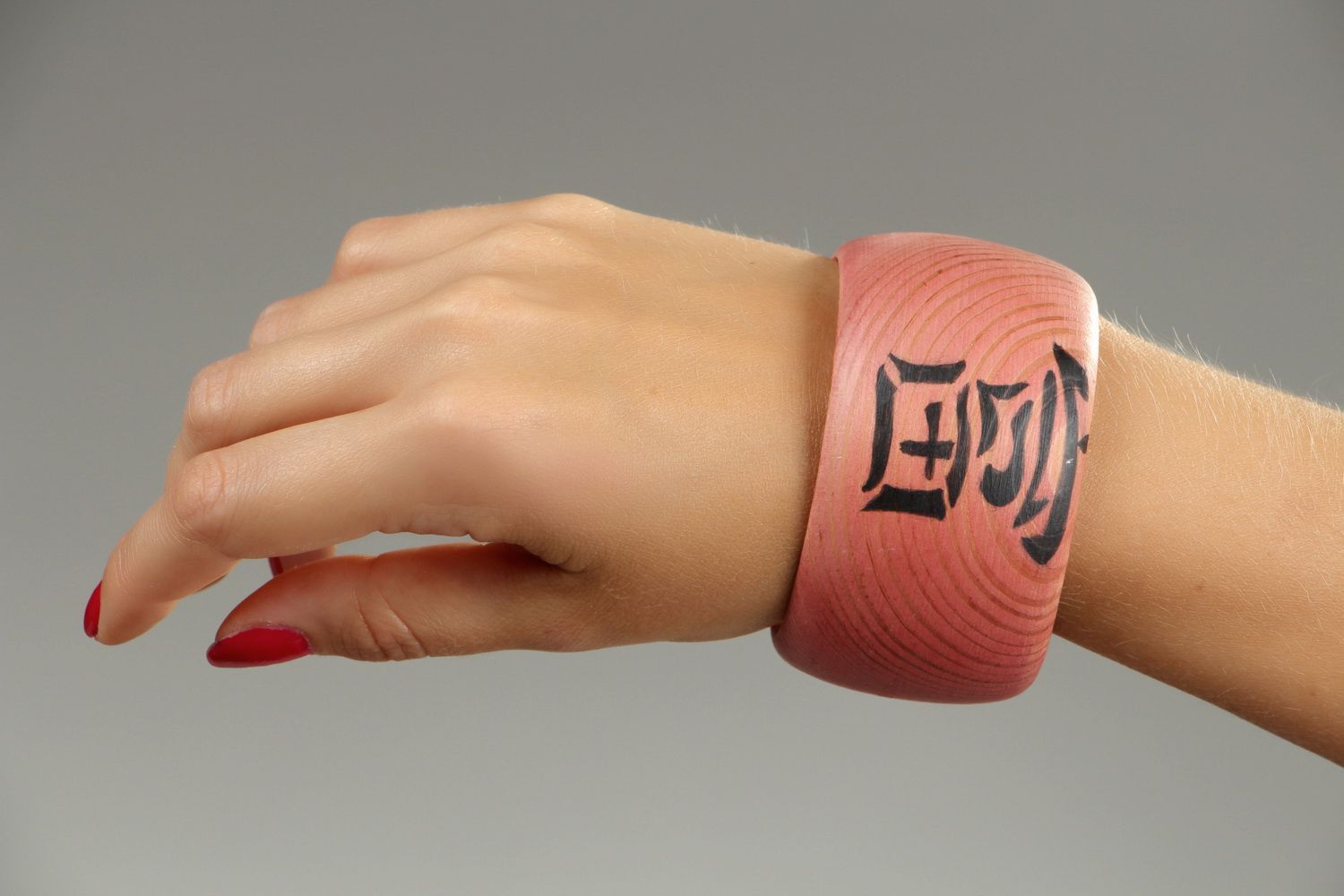 Браслет розового цвета с китайским иероглифом Богатство фото 5