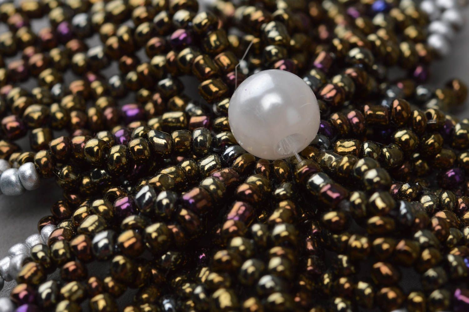 Broche fleur faite main en perles de rocaille et perle fantaisie originale photo 5