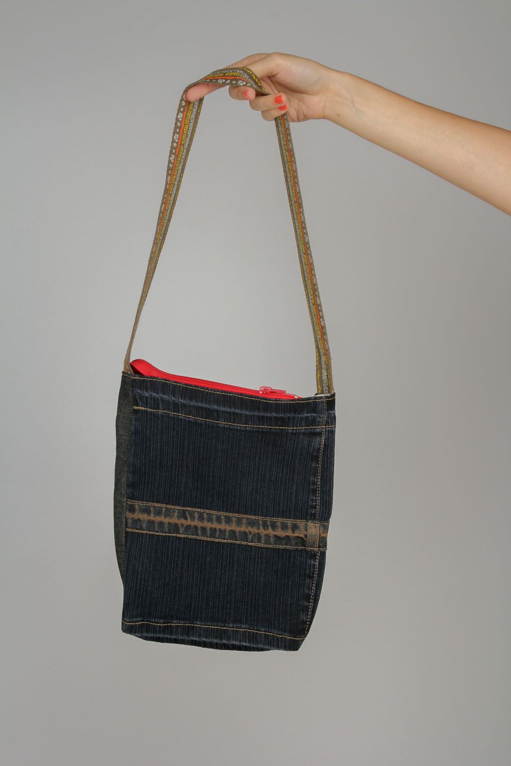 Молодежная сумка из джинсовой ткани фото 3