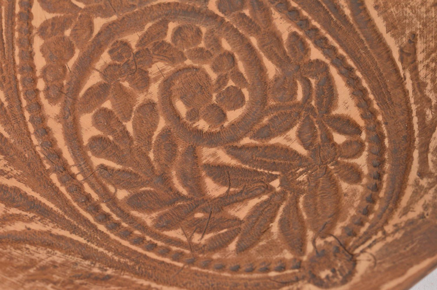 Assiette plate en terre cuite de forme originale avec motif en relief faite main photo 5