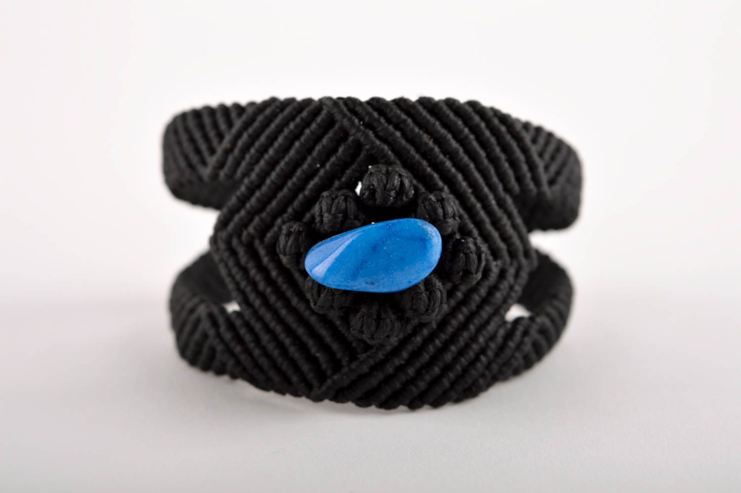 Украшение ручной работы черный браслет из ниток с голубым подарок девушке фото 3