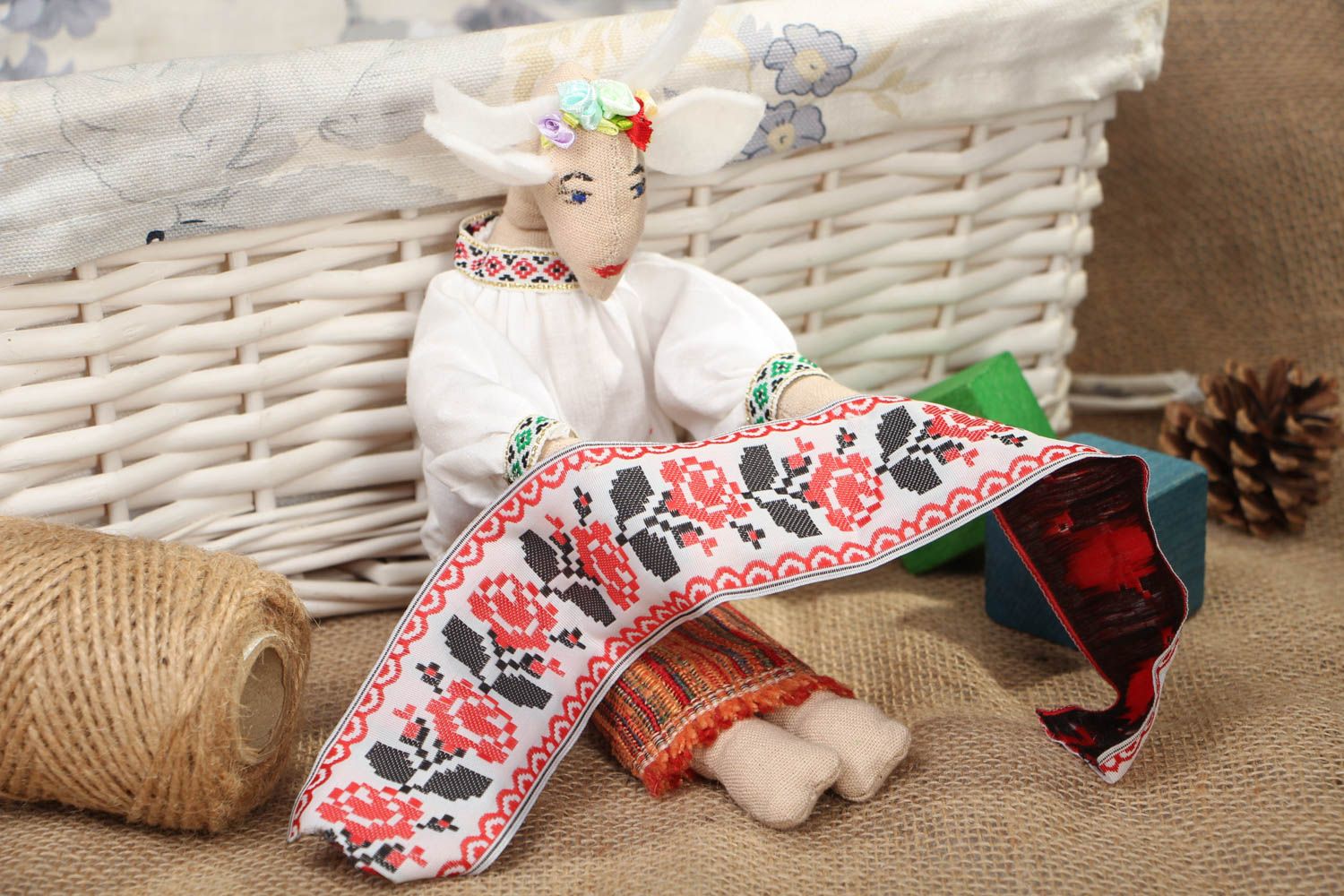 Muñeca de peluche con traje nacional foto 5