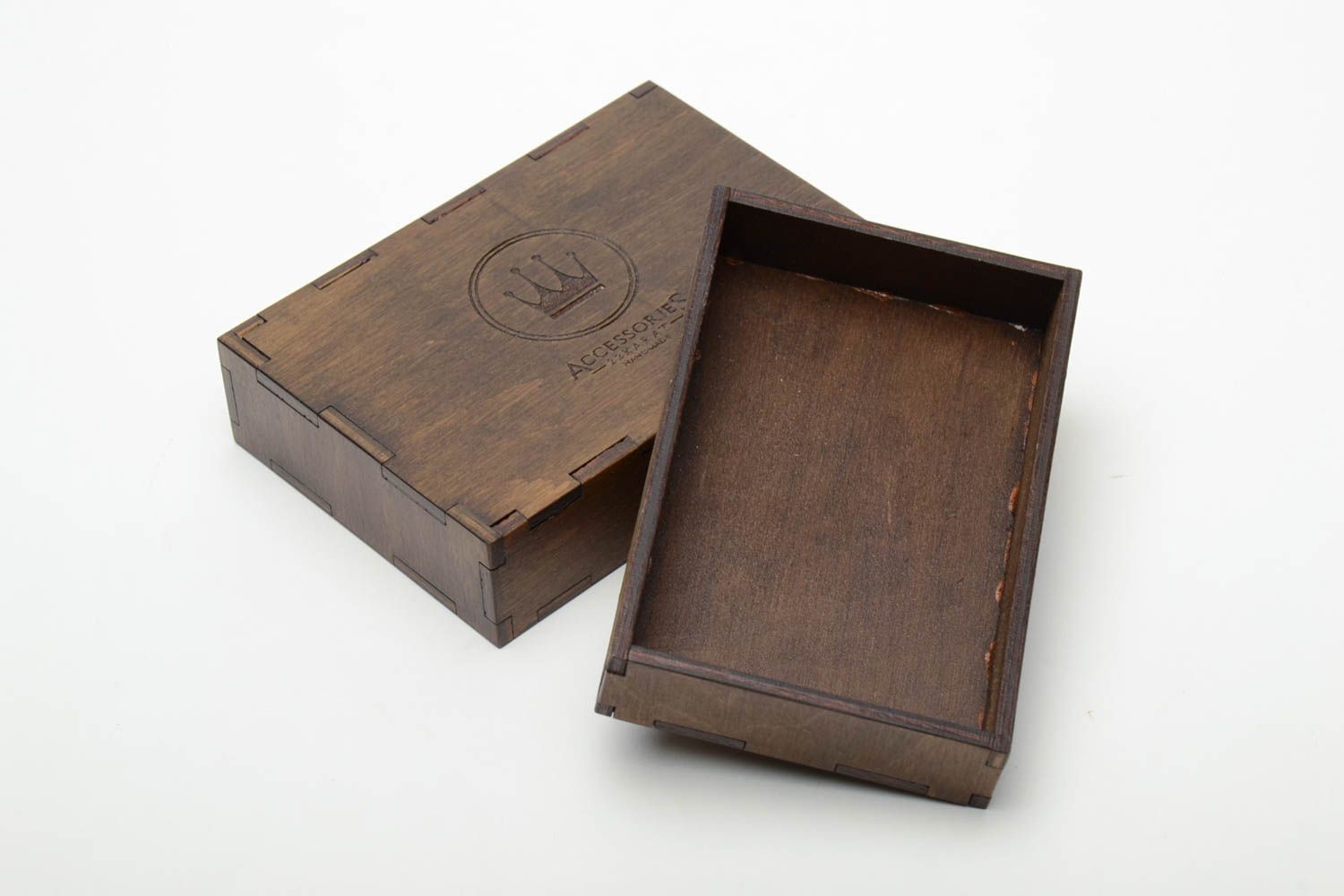 Boîte en bois pour cadeau avec gravure faite main foncée rectangulaire originale photo 4