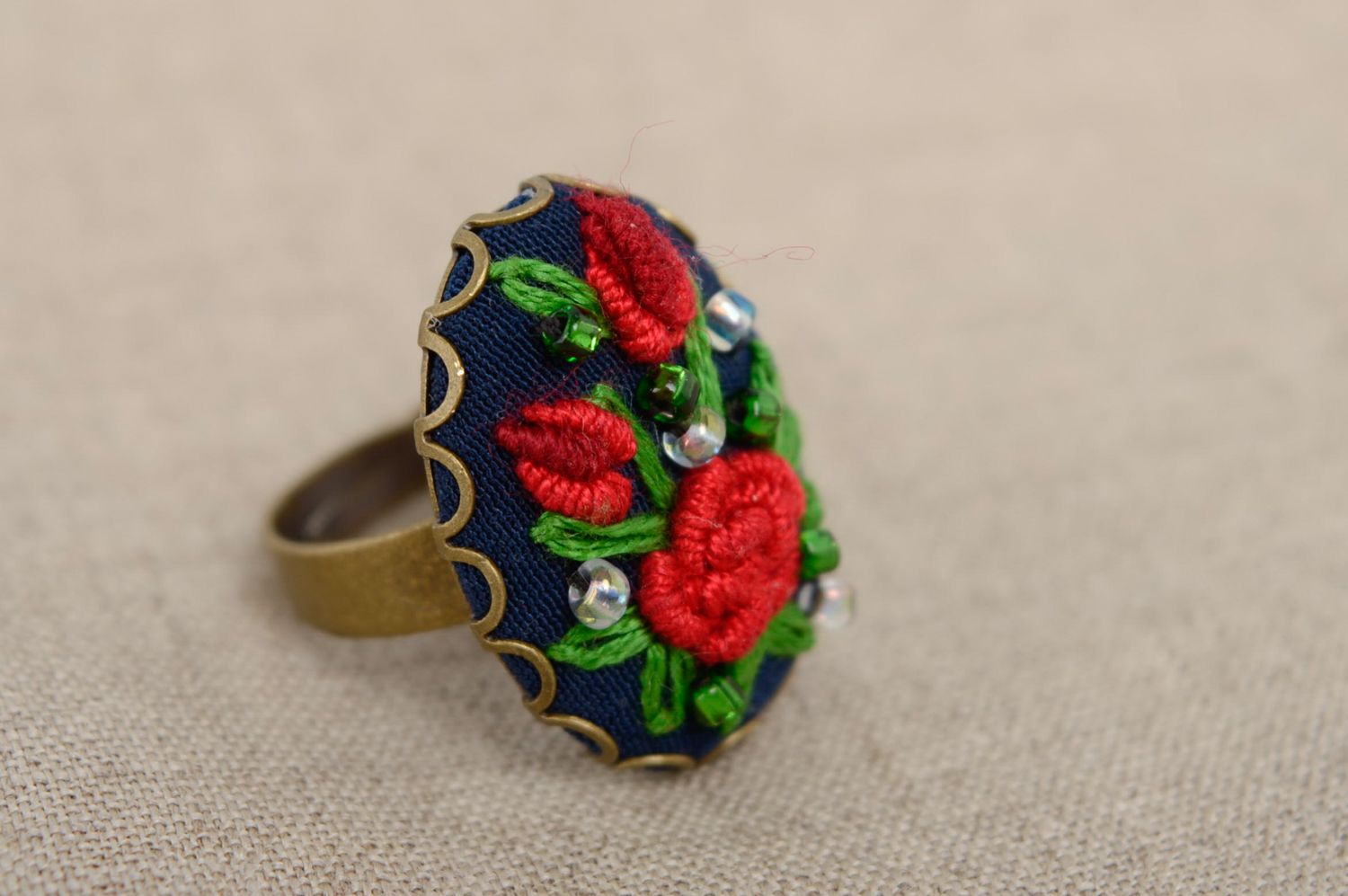 Крупное кольцо с вышивкой рококо ручной работы  фото 1