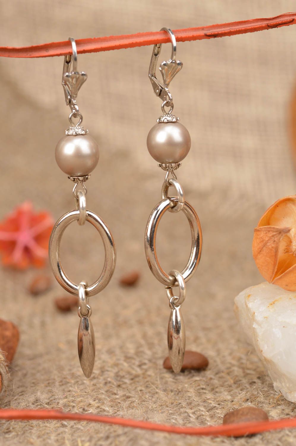 Künstlerische schöne handgeschaffene Gehänge Ohrringe aus Metall mit Perlen toll foto 1