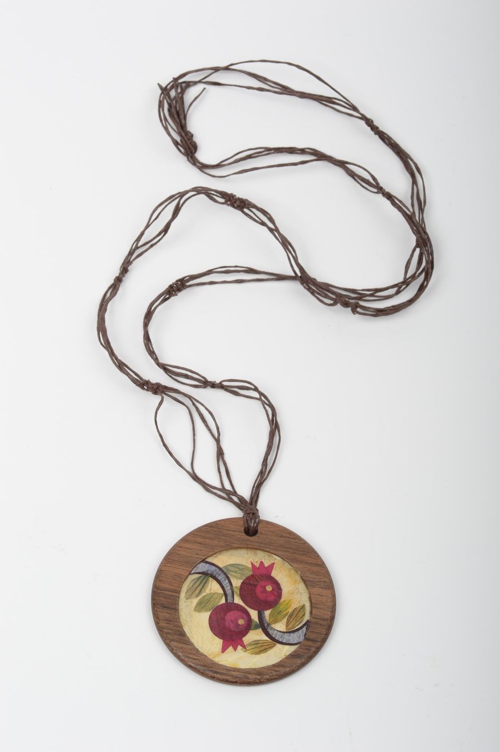 Кулон ручной работы украшение на шею с лепестками аксессуар из дерева на шнурке фото 2