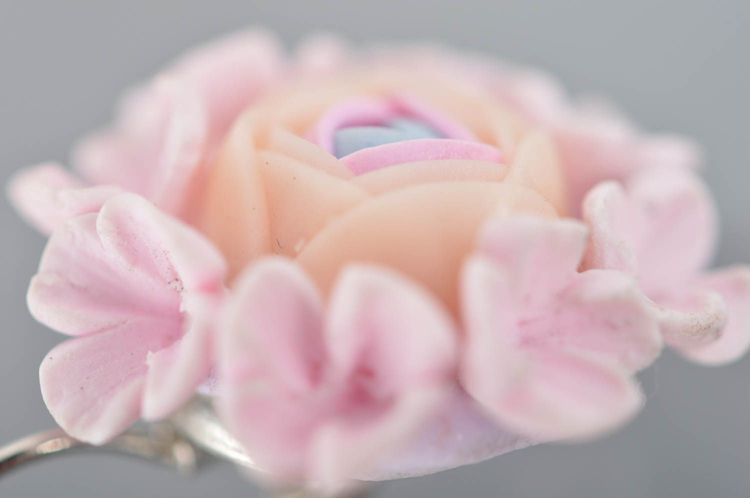 Elegante runde handgemachte Ohrringe aus Polymerton mit Anhängern schöne Blumen foto 4