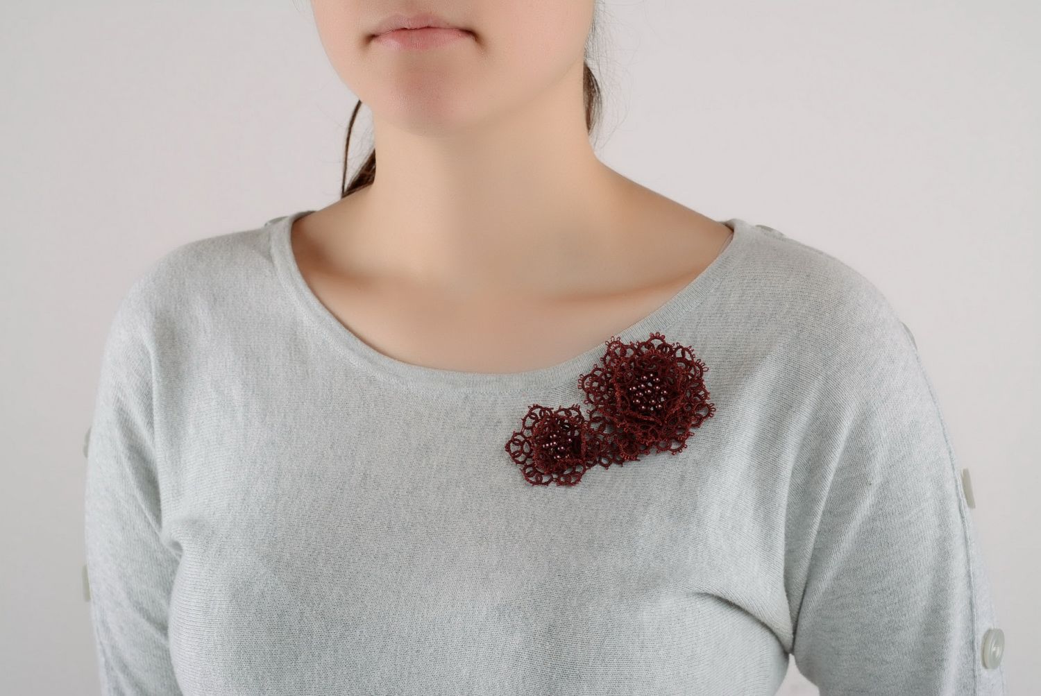 Laced brooch made using tatting technique photo 1