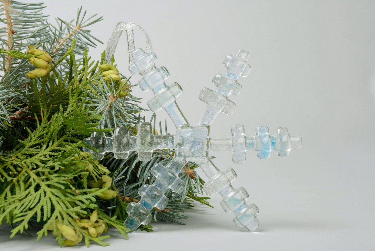 Новогодняя игрушка стеклянная Снежинка с голубым оттенком фото 1