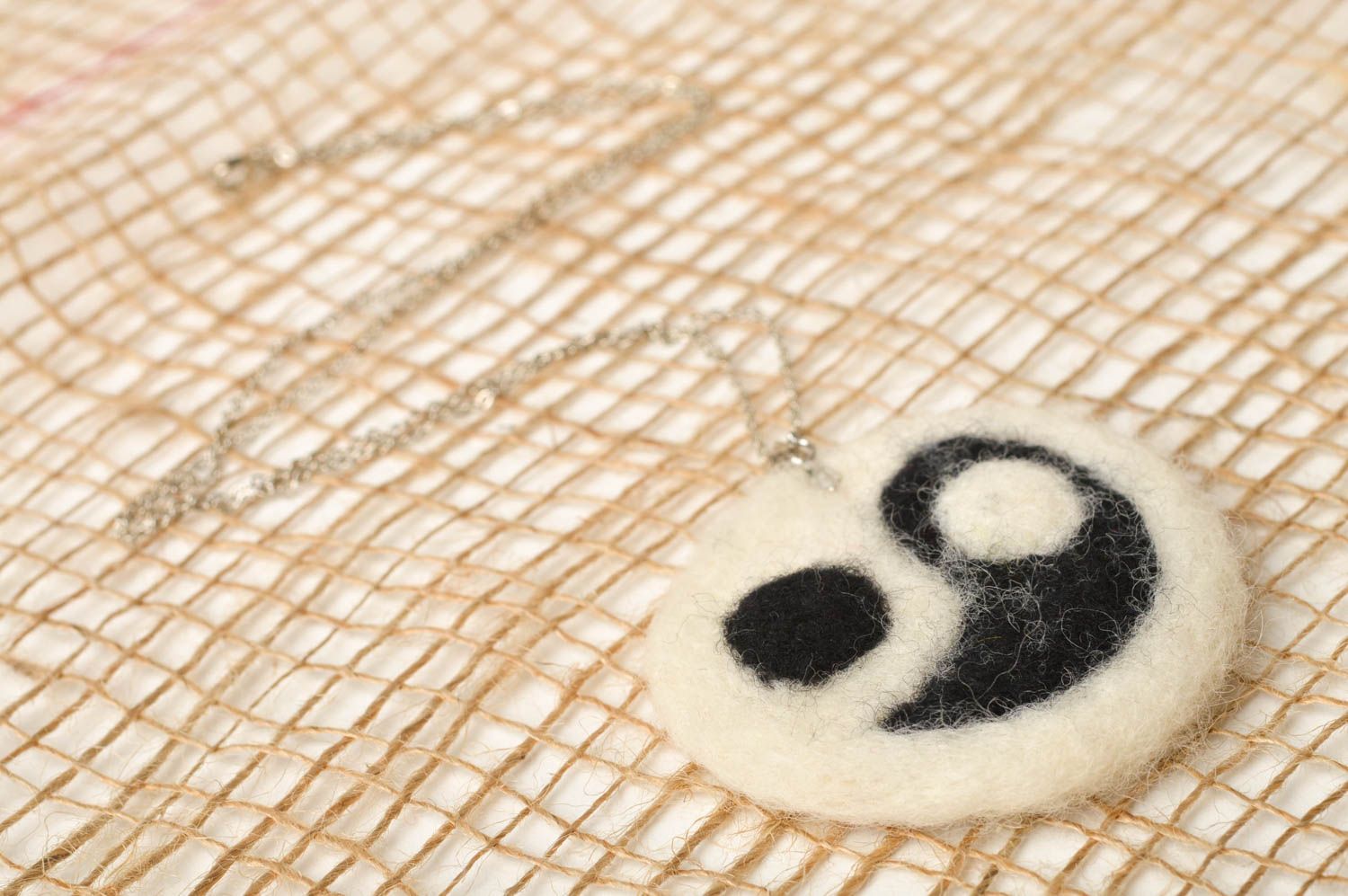 Pendentif yin yang Bijou fait main rond en laine feutrée original Cadeau femme photo 2