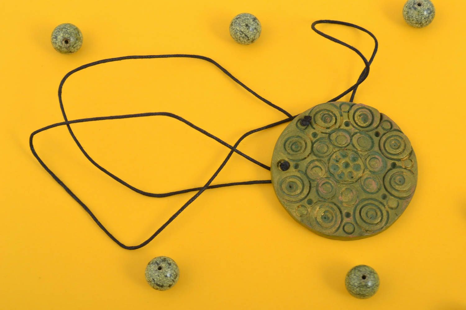 Кулон ручной работы круглый кулон керамическая подвеска зеленая на шнурке фото 1