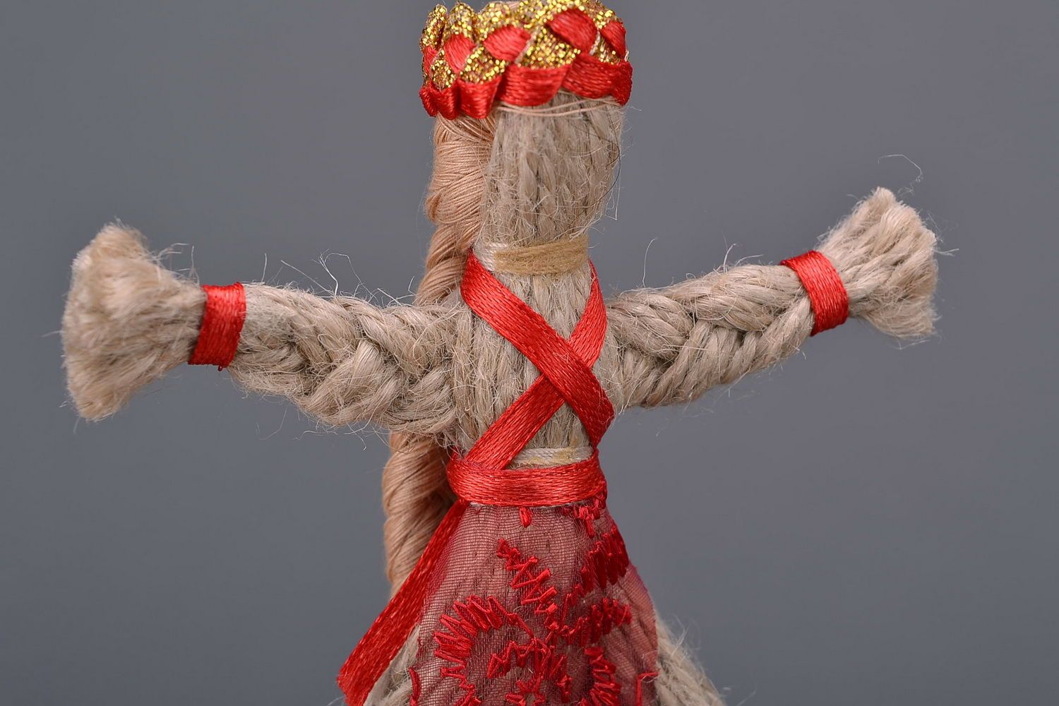 Кукла-веснянка в красном переднике фото 4